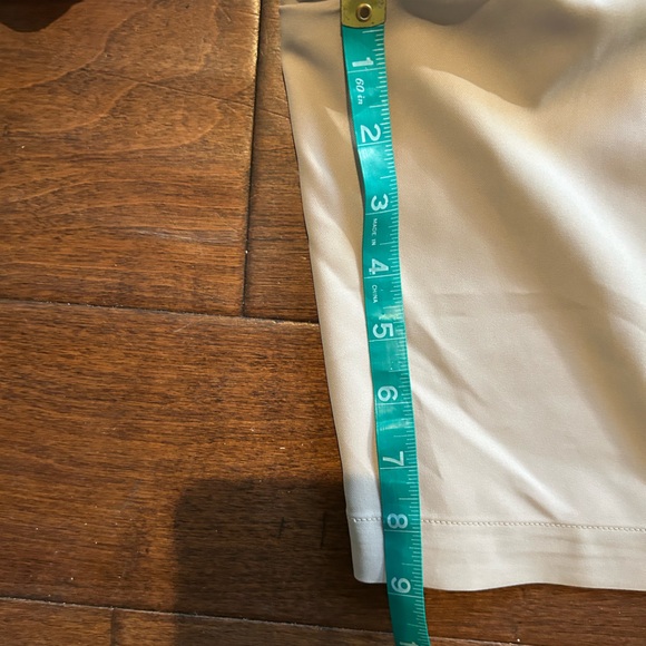 Luxurious Peter Millar Men’s Khaki Golf Short - Picture 9 of 10